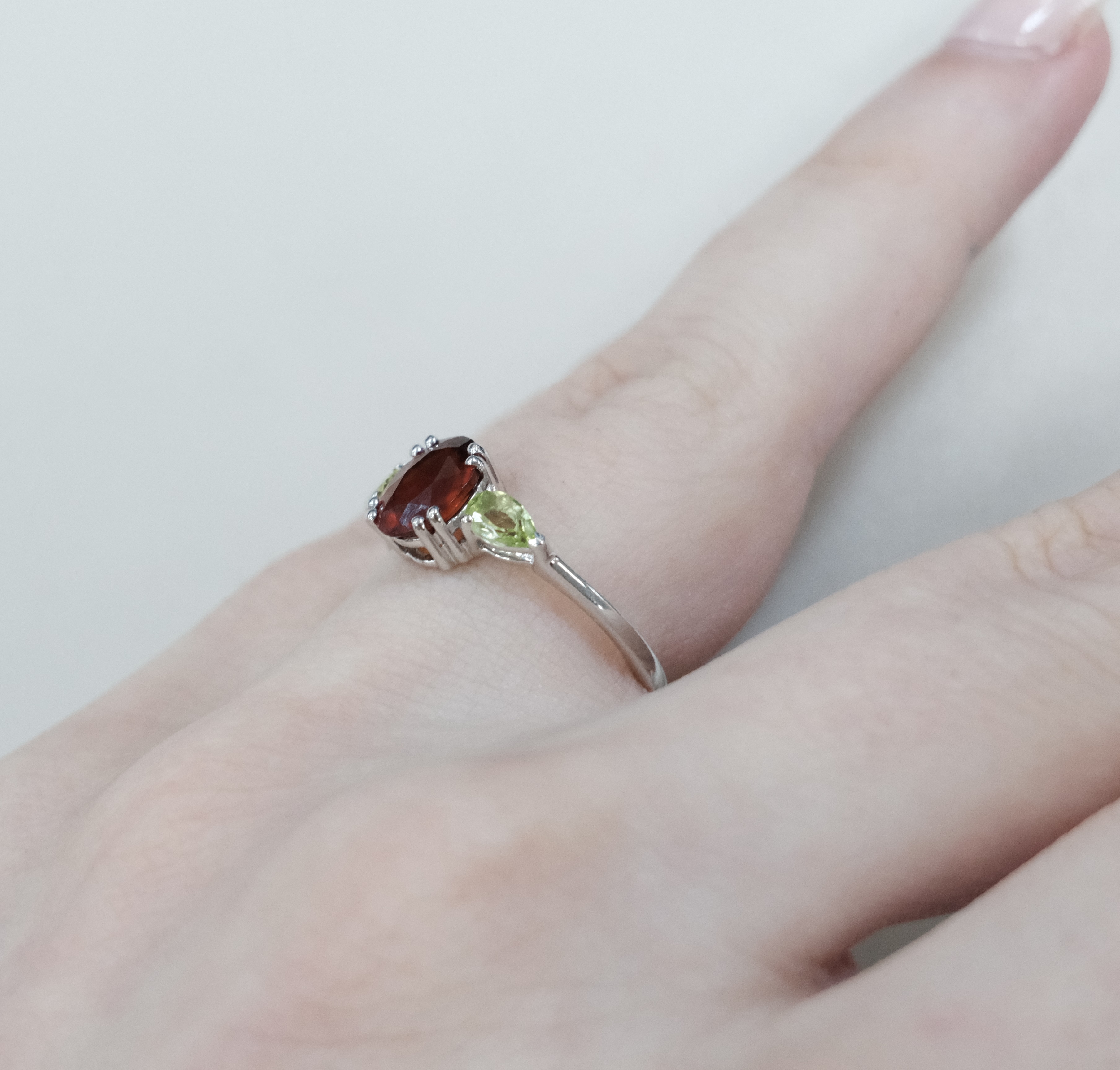 Серебряное кольцо с гессонитом
